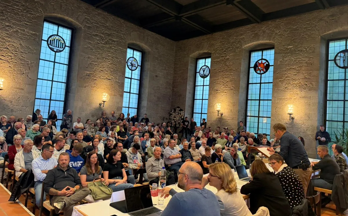 Viele Menschen in der Schlosskirche in Grüningen.